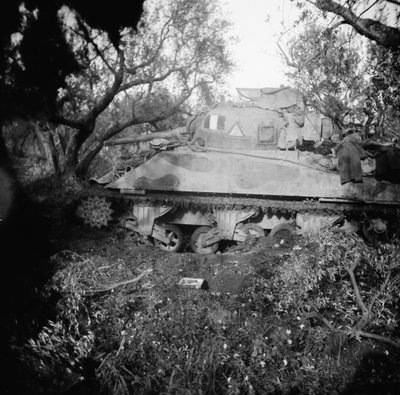 Tanque 2Tp volado en un campo de minas, c.1944 de English Photographer